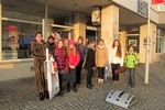 Je 7.15 ráno, nálada v mužstvu výborná. Ještě společný snímeček a můžeme vyrazit směr Revoluční ulice. Za objektivem na nás mává pan učitel Horák a pan ředitel Hrubý.