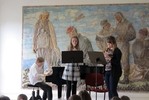 Trio de Bavards po druhé. Filip Horák konečně u svého milovaného klavíru. Soubor pracuje pod vedením Petry Bradáčové a Lubora Horáka.