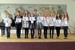 A ještě na závěr společný snímek s diplomy, padáky, paní porotkyní a vedoucí výpravy ZUŠ Slovácko. Za pořízení této fotografie děkujeme paní učitelce Janě Šuplerové. Zvládla to i bez brýlí!